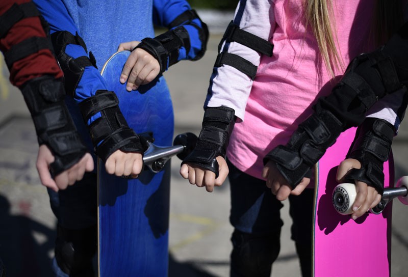 Skateboarding Safety Pads and Wrist Guards Set